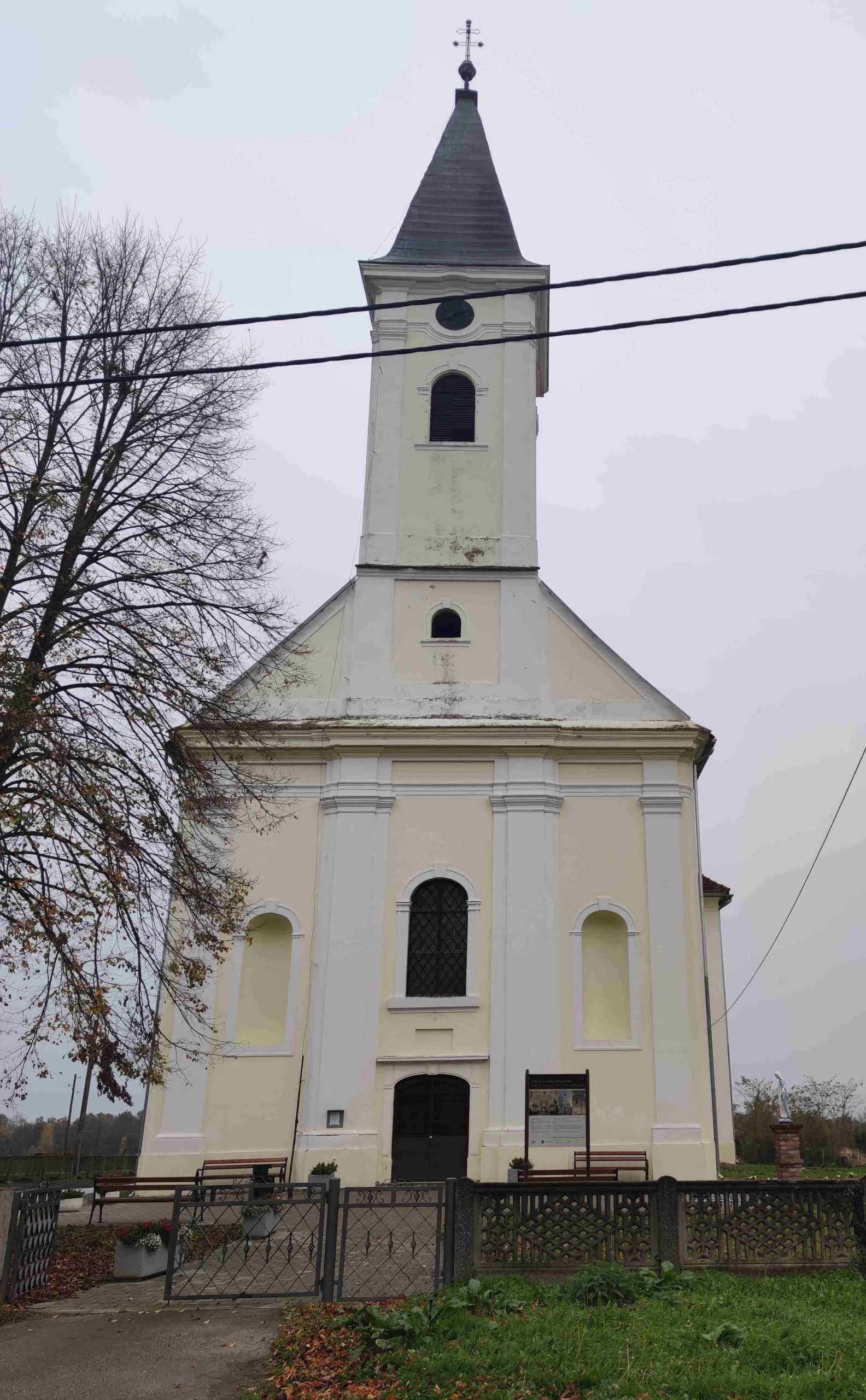 Crkva_sv._Maksimilijana_i_župni_dvor_u_Posavskim_Bregima Crkva sv. Maksimilijana biskupa